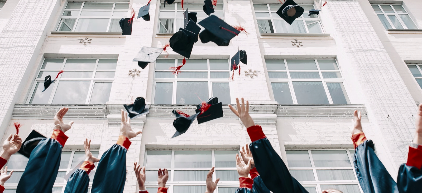 Image resprésentant un lancé de chapeaux de remise de diplômes